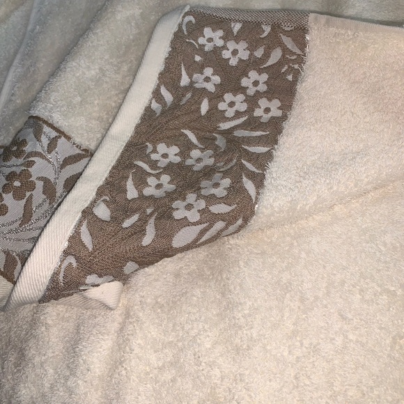 HYGGE Bath Towel - Picture 4 of 8